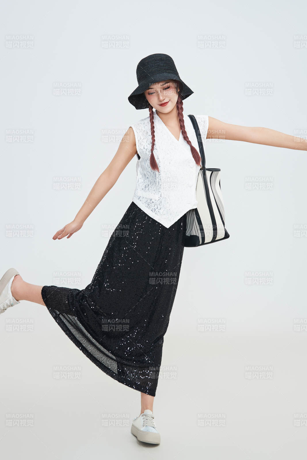 在摄影棚拍摄的青年时尚女性图片