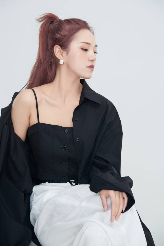 在摄影棚拍摄的青年时尚女性图片