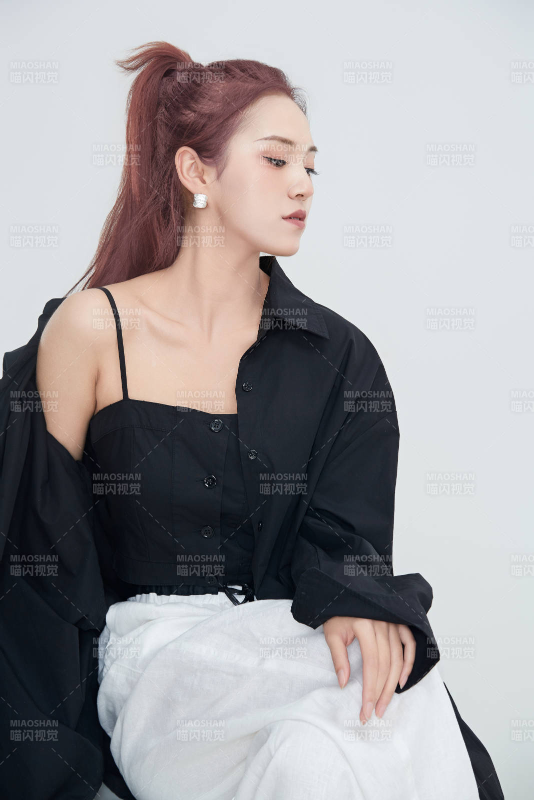 在摄影棚拍摄的青年时尚女性图片