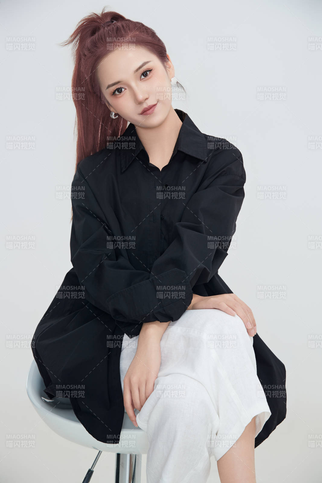 在摄影棚拍摄的青年时尚女性图片