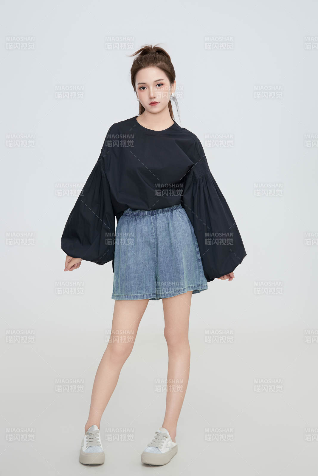 在摄影棚拍摄的青年时尚女性图片