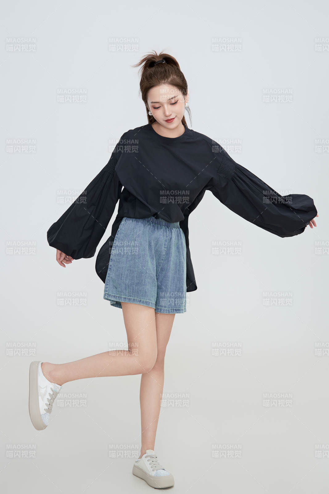 在摄影棚拍摄的青年时尚女性图片