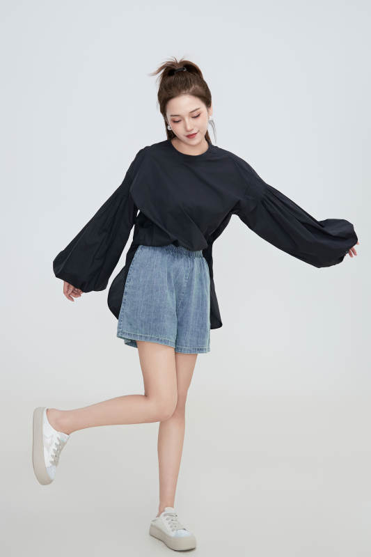 在摄影棚拍摄的青年时尚女性图片