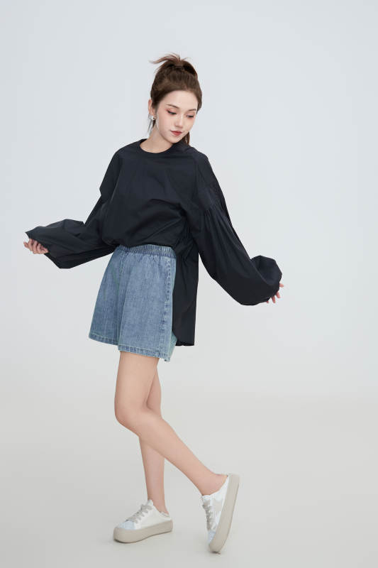 在摄影棚拍摄的青年时尚女性图片