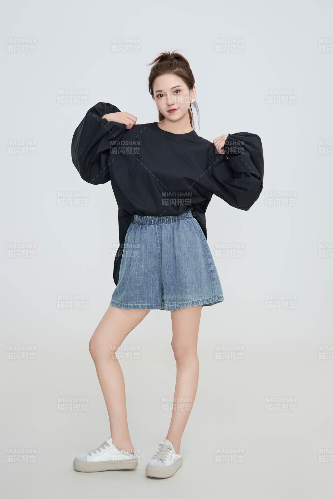 在摄影棚拍摄的青年时尚女性图片