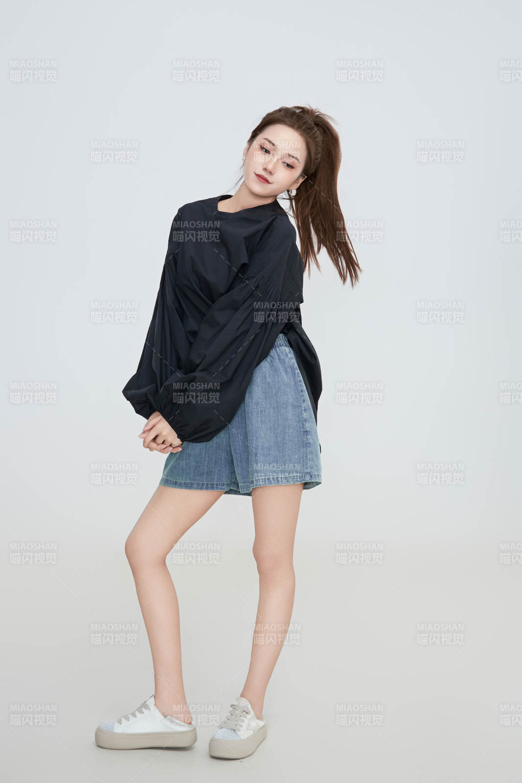 在摄影棚拍摄的青年时尚女性图片