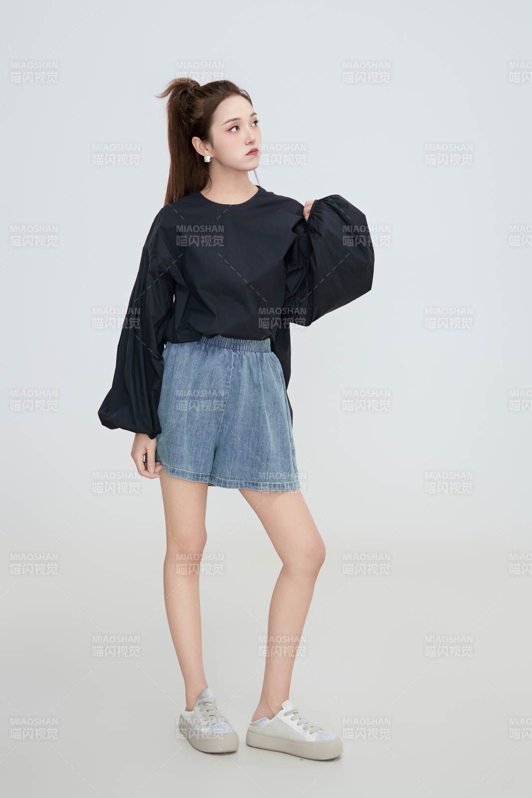 在摄影棚拍摄的青年时尚女性图片