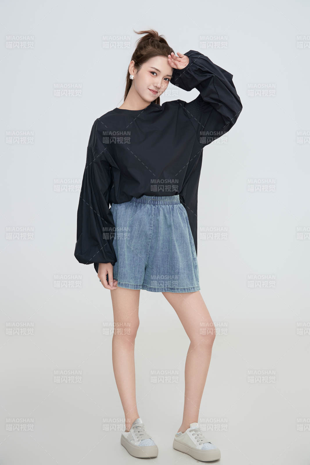 在摄影棚拍摄的青年时尚女性图片