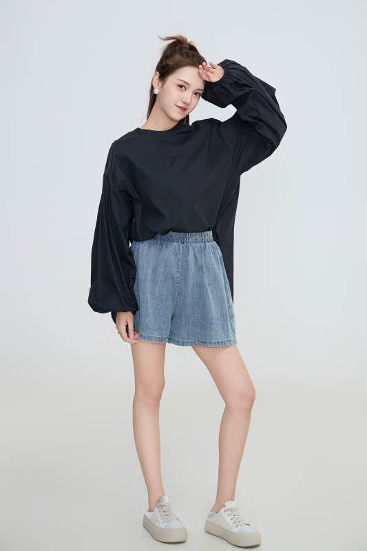 在摄影棚拍摄的青年时尚女性图片