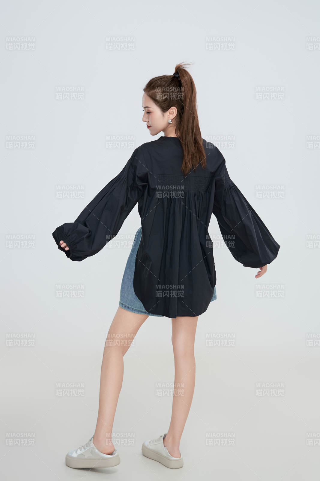 在摄影棚拍摄的青年时尚女性图片