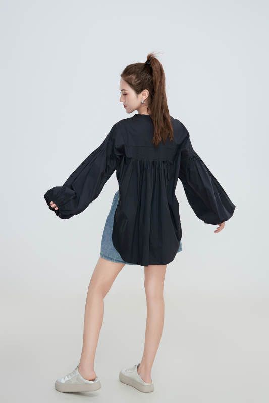 在摄影棚拍摄的青年时尚女性图片