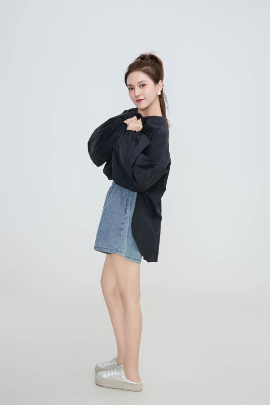 在摄影棚拍摄的青年时尚女性图片