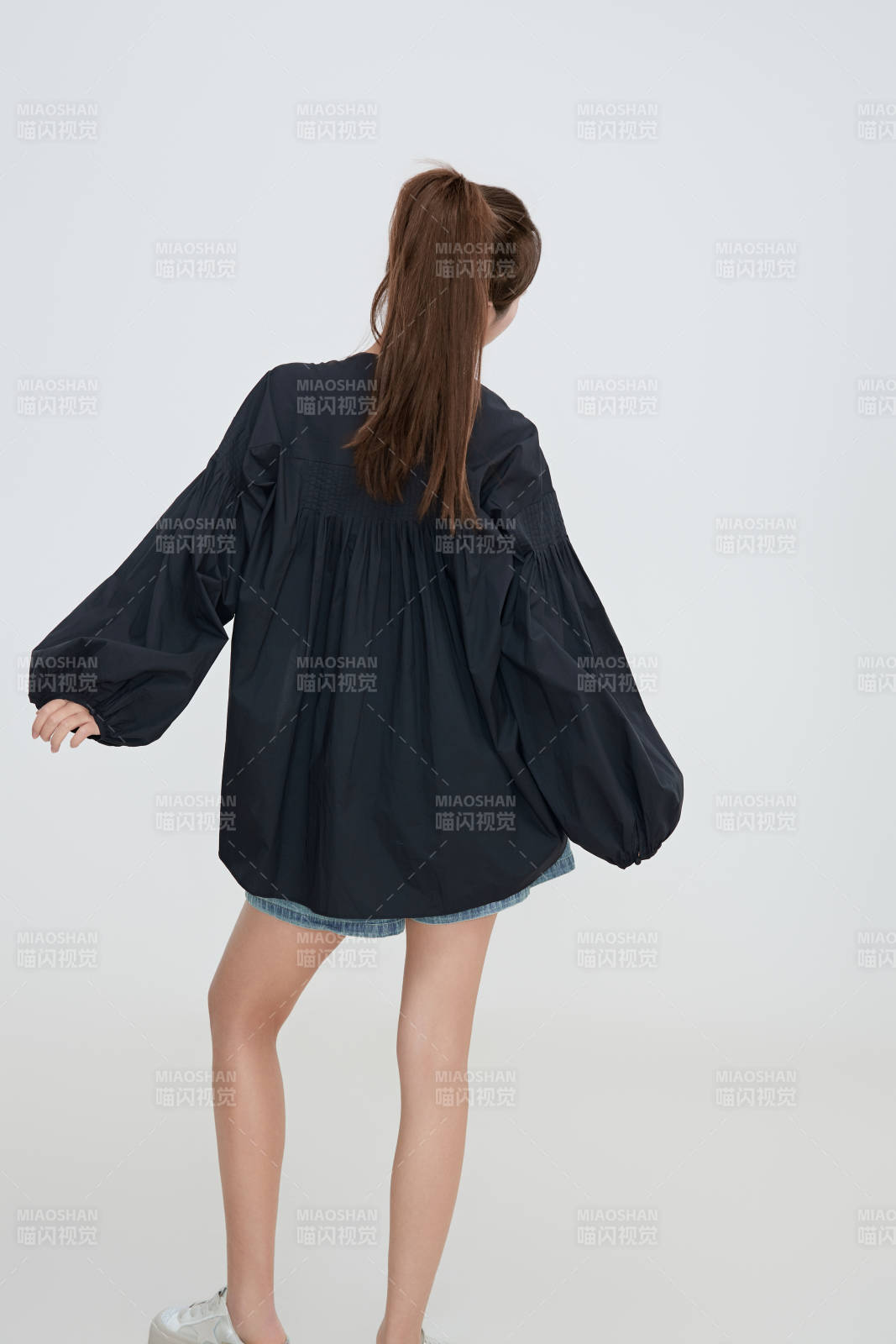 在摄影棚拍摄的青年时尚女性图片