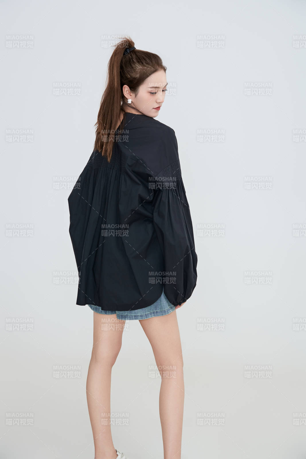 在摄影棚拍摄的青年时尚女性图片