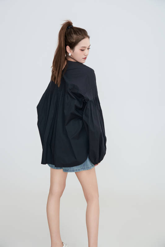 在摄影棚拍摄的青年时尚女性图片