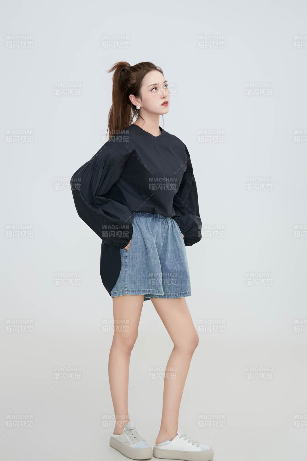 在摄影棚拍摄的青年时尚女性图片