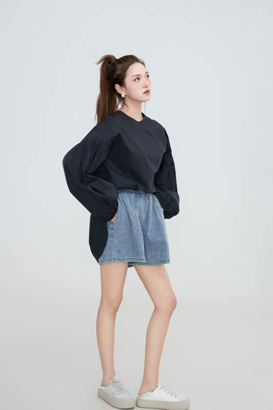 在摄影棚拍摄的青年时尚女性图片