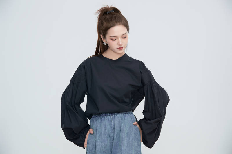 在摄影棚拍摄的青年时尚女性图片