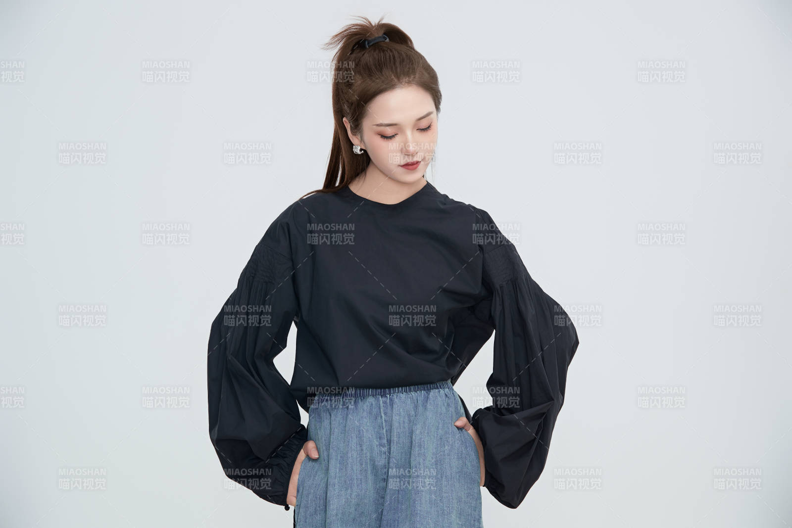 在摄影棚拍摄的青年时尚女性图片