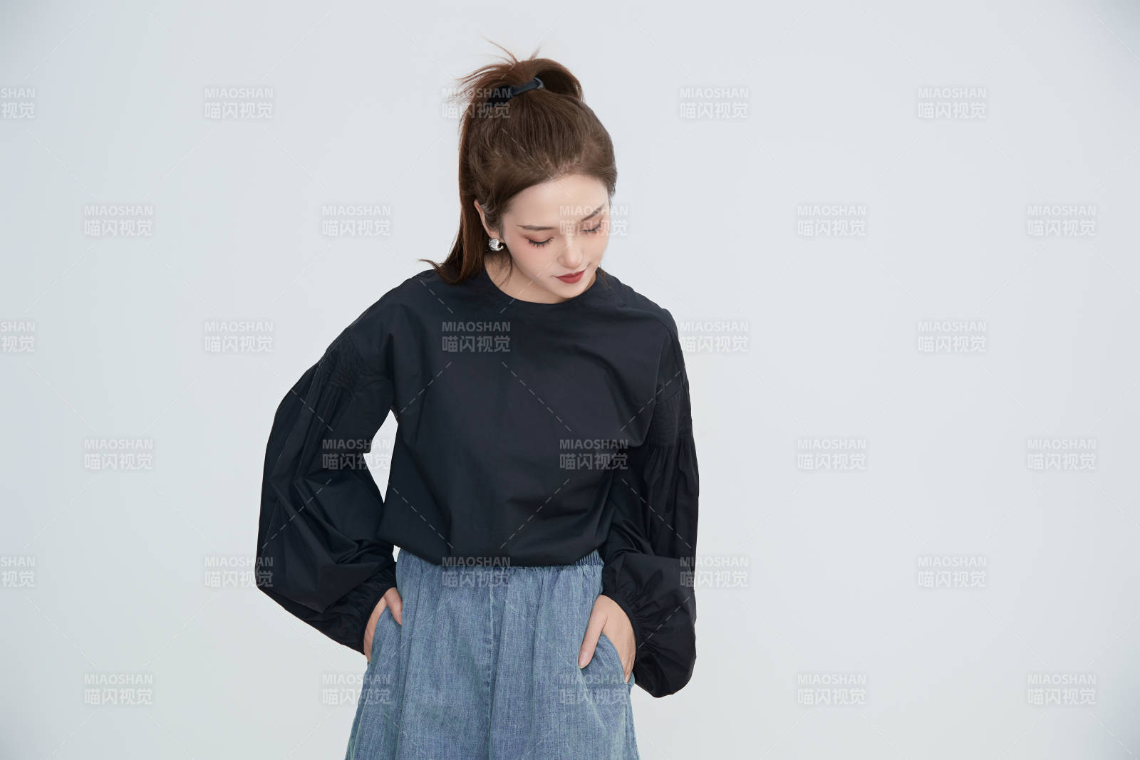 在摄影棚拍摄的青年时尚女性图片