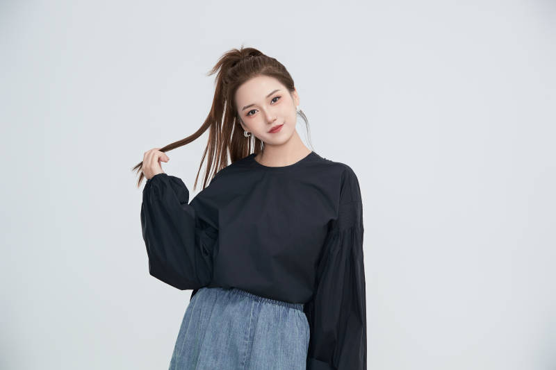 在摄影棚拍摄的青年时尚女性图片