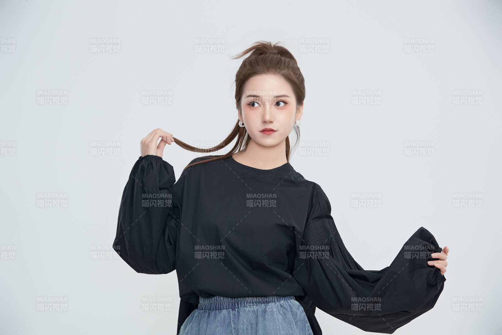 在摄影棚拍摄的青年时尚女性图片