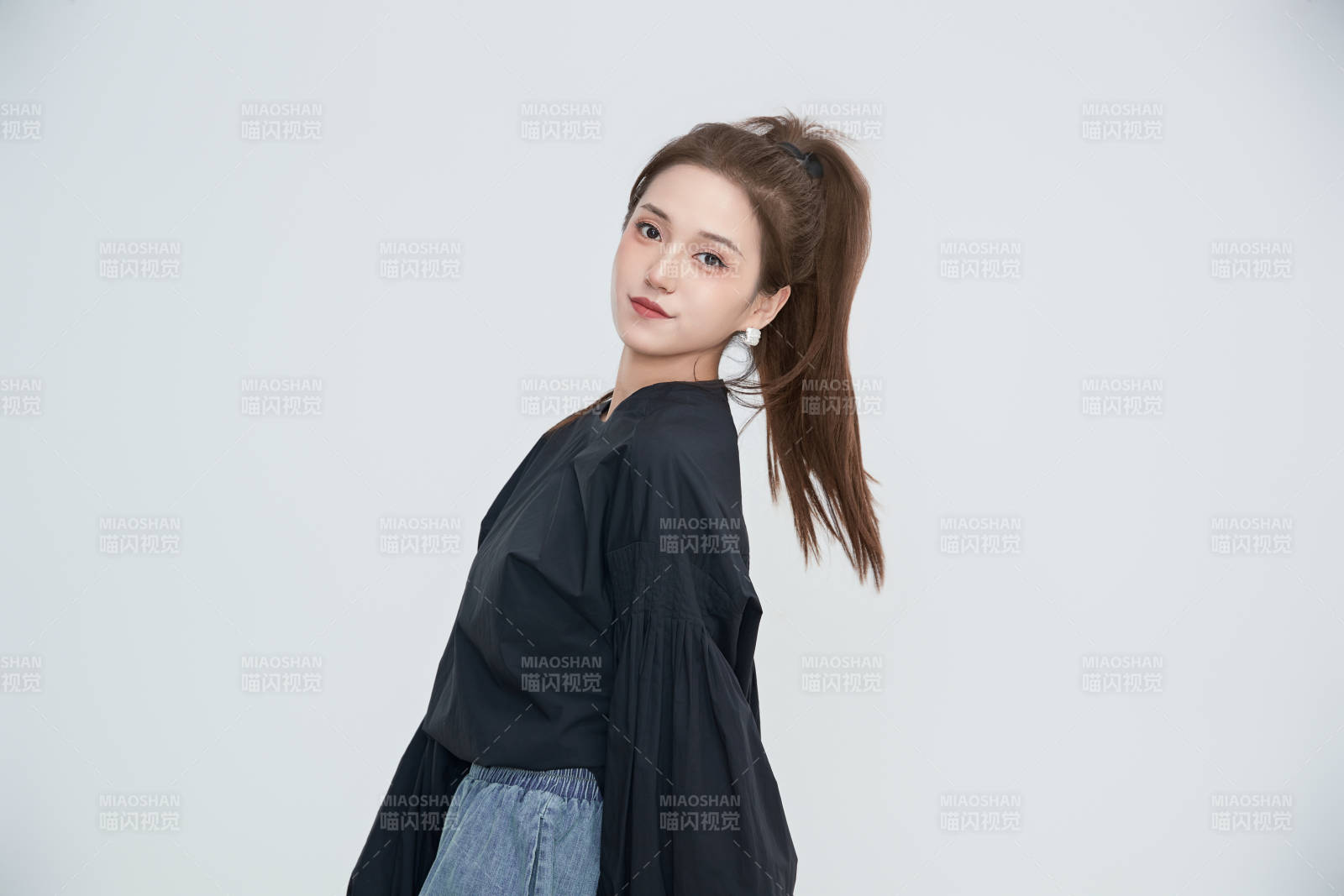 在摄影棚拍摄的青年时尚女性图片