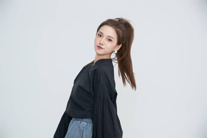 在摄影棚拍摄的青年时尚女性图片