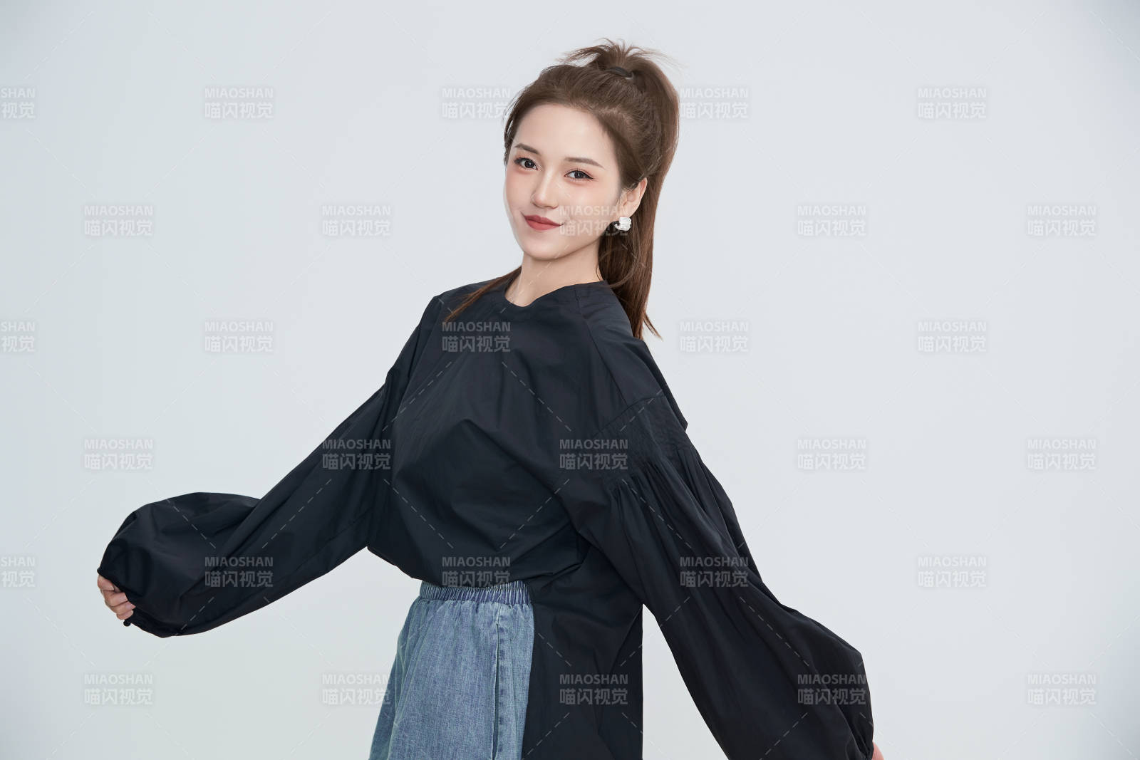 在摄影棚拍摄的青年时尚女性图片