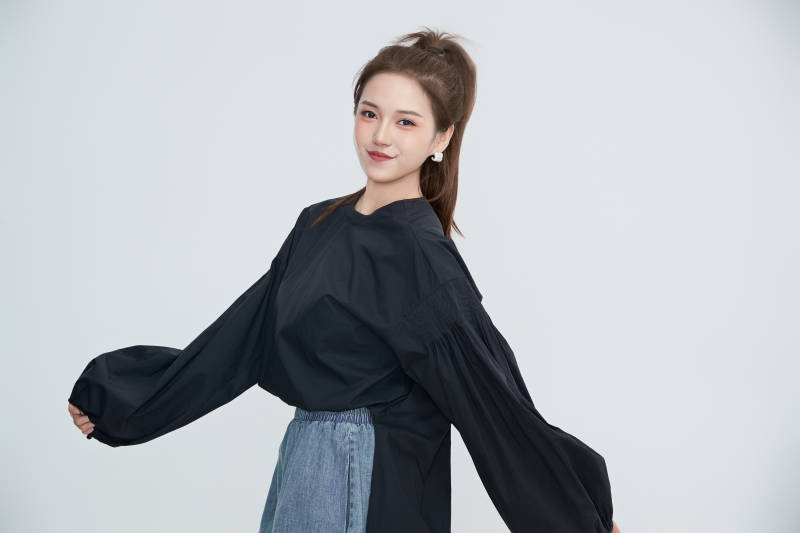 在摄影棚拍摄的青年时尚女性图片