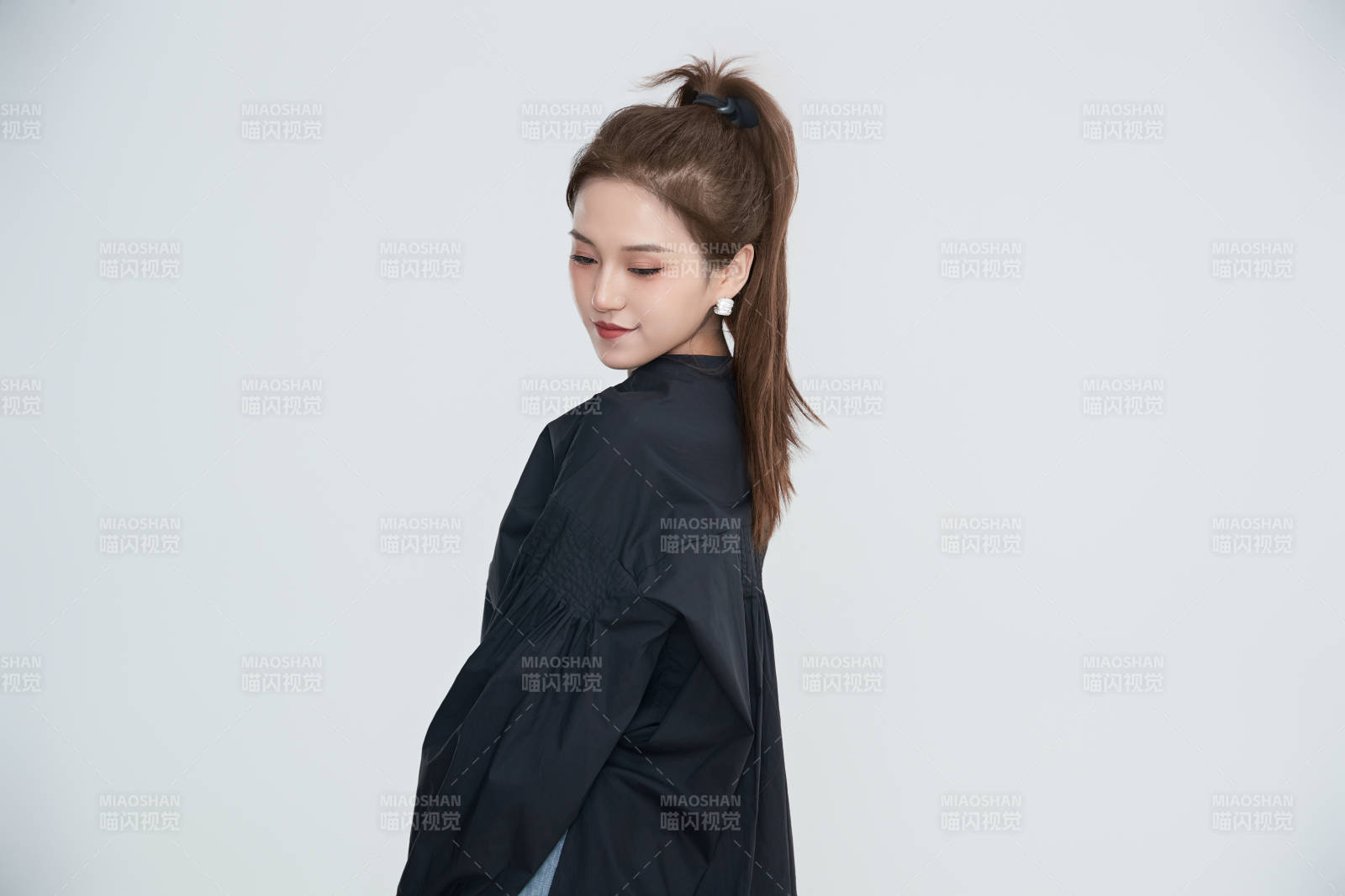 在摄影棚拍摄的青年时尚女性图片