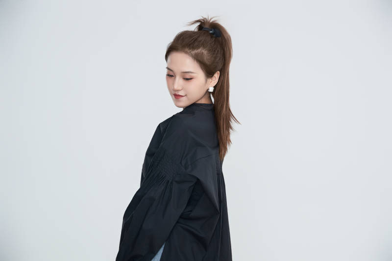 在摄影棚拍摄的青年时尚女性图片