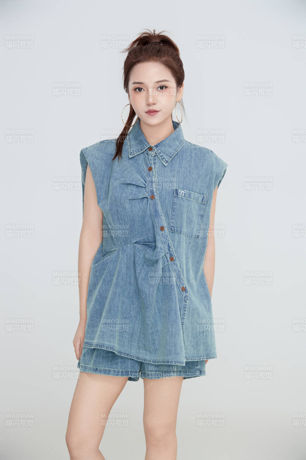 在摄影棚拍摄的青年时尚女性图片