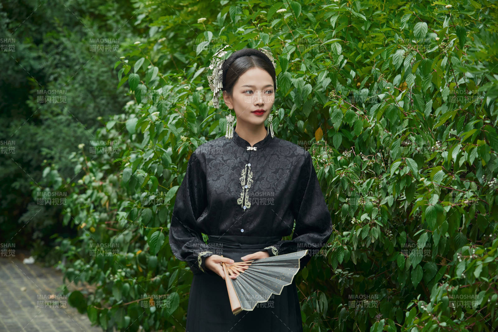 穿着中国汉族服饰马面裙的东方女性图片