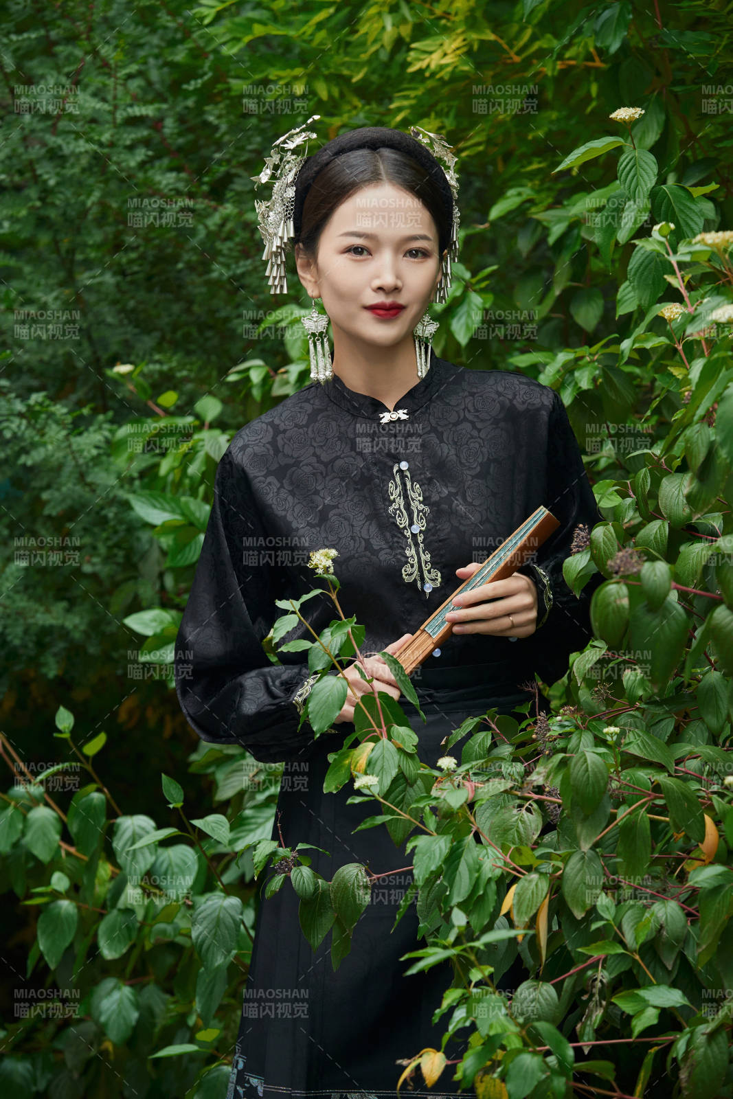 穿着中国汉族服饰马面裙的东方女性图片