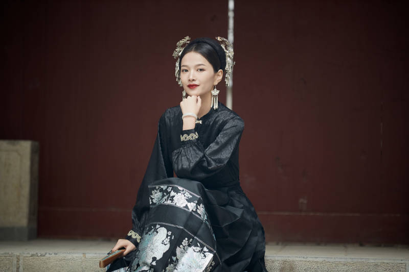 穿着中国汉族服饰马面裙的东方女性图片