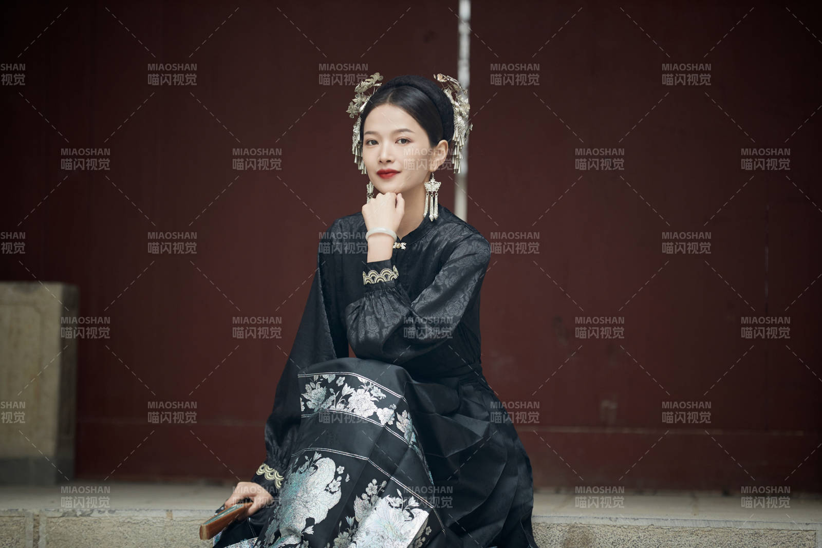 穿着中国汉族服饰马面裙的东方女性图片