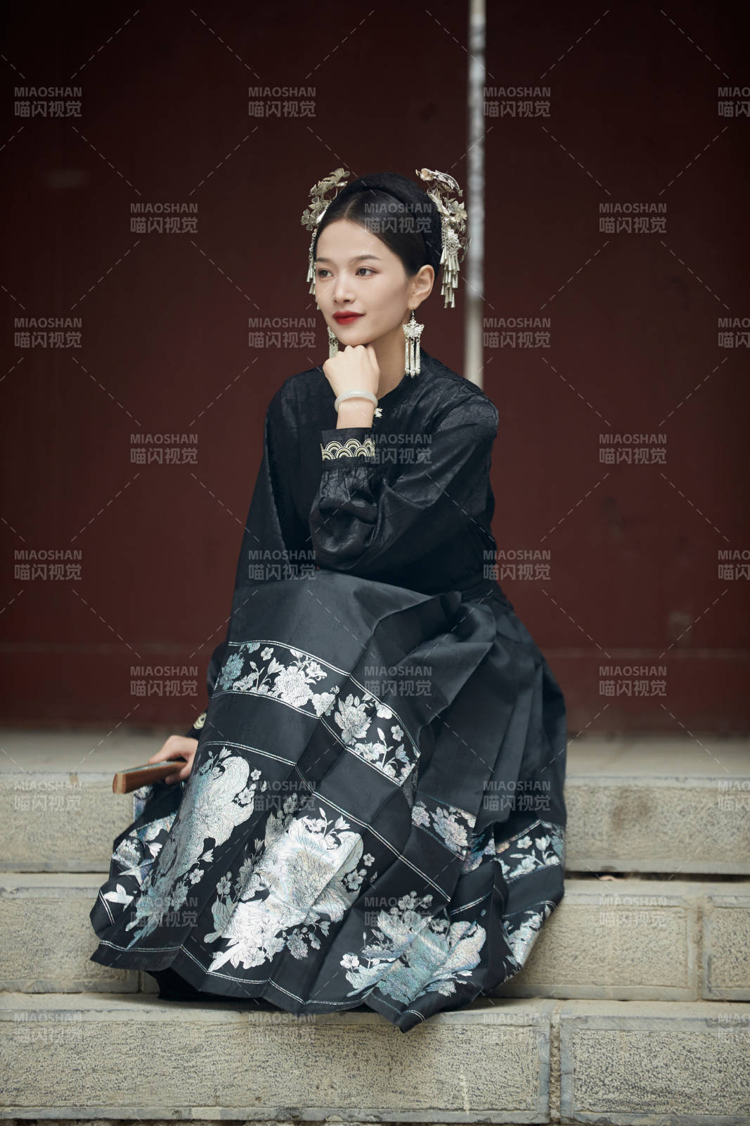 穿着中国汉族服饰马面裙的东方女性图片