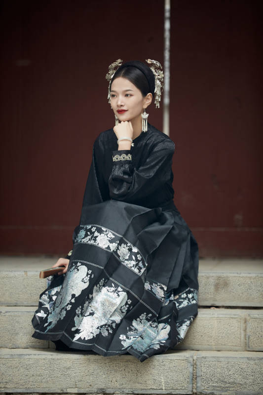 穿着中国汉族服饰马面裙的东方女性图片