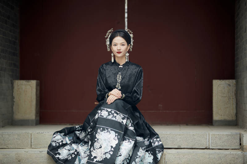 穿着中国汉族服饰马面裙的东方女性图片