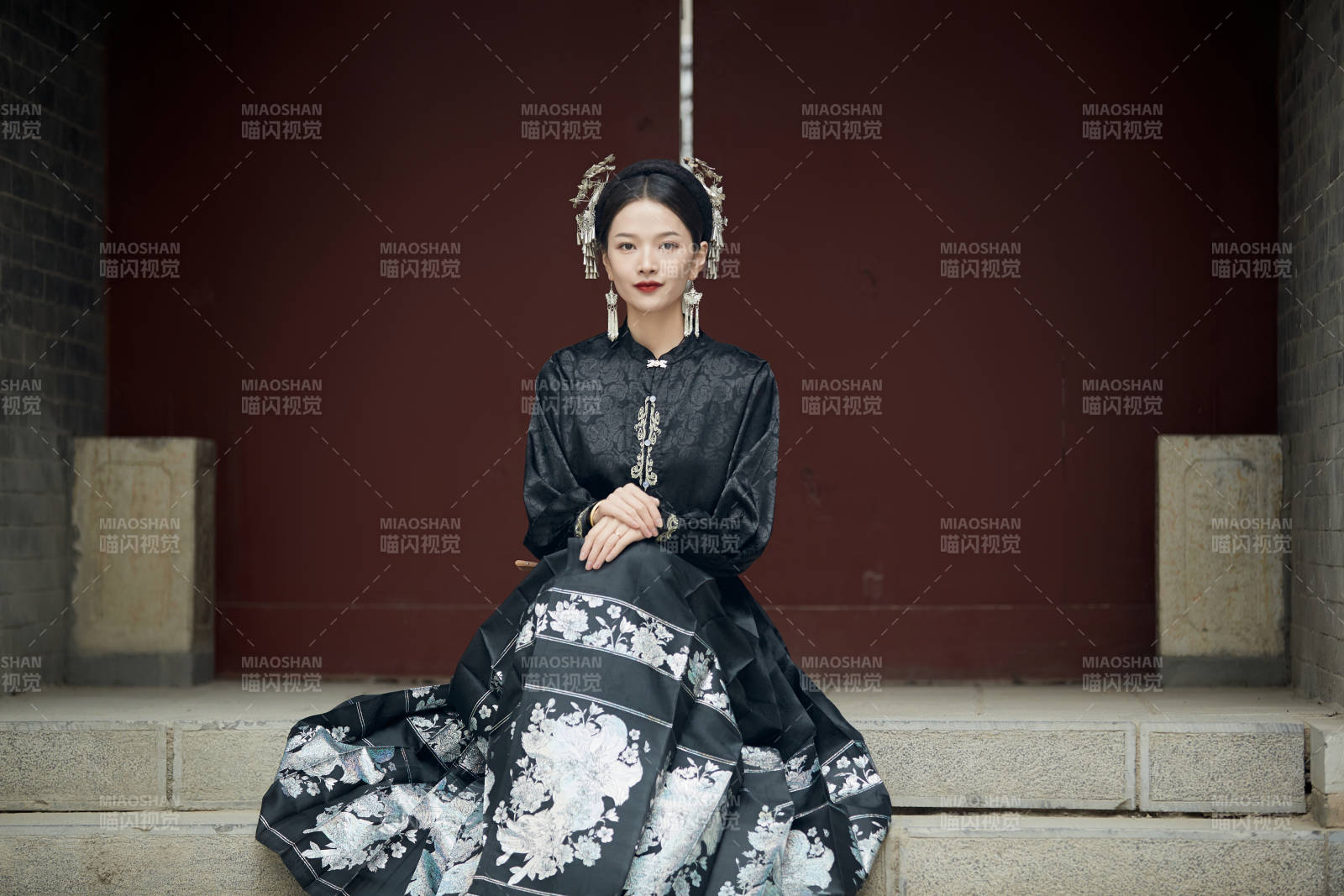 穿着中国汉族服饰马面裙的东方女性图片