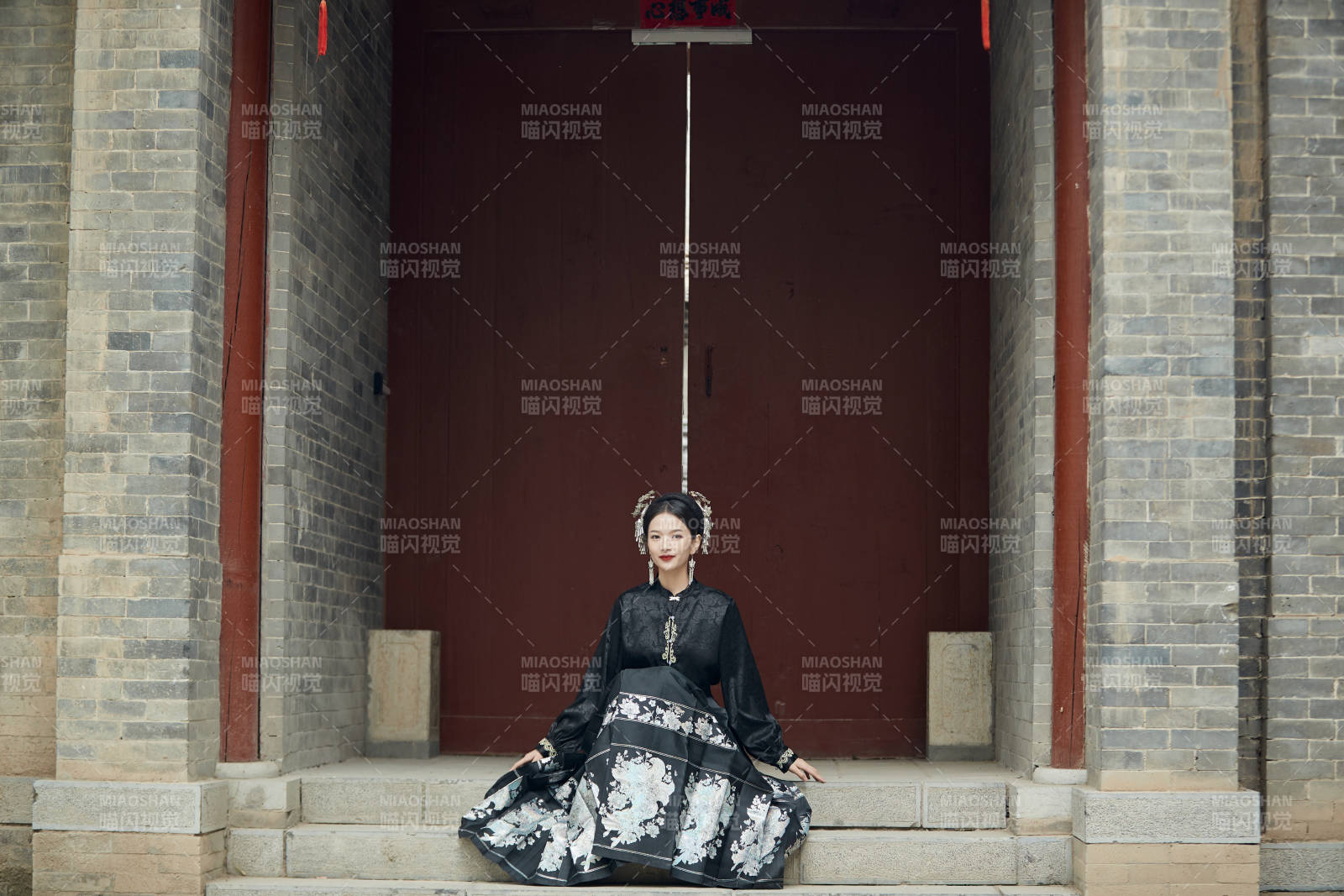 穿着中国汉族服饰马面裙的东方女性图片