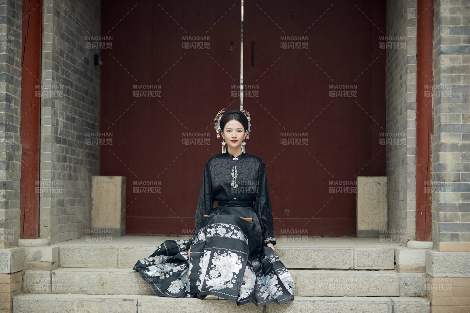 穿着中国汉族服饰马面裙的东方女性图片