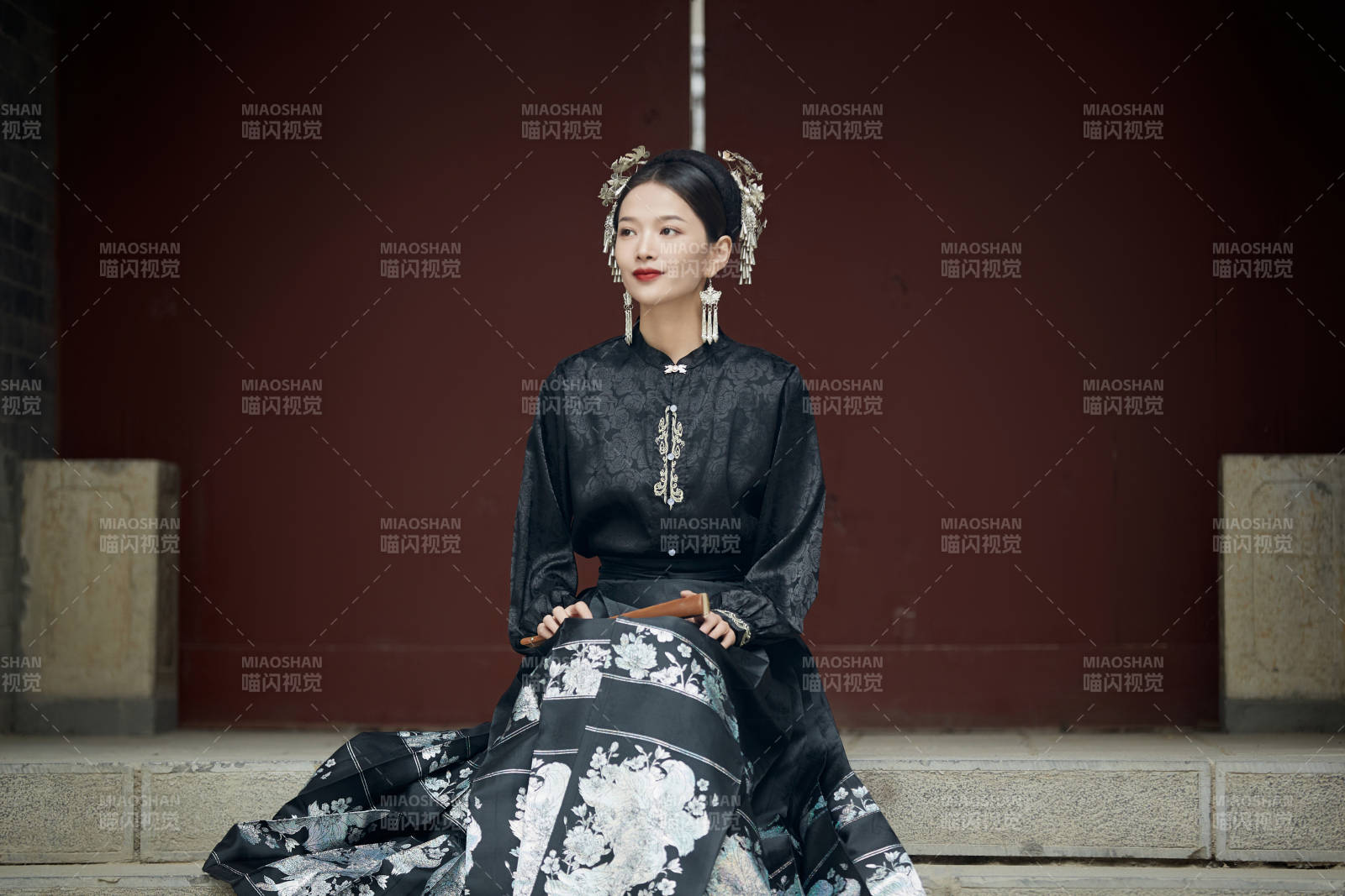 穿着中国汉族服饰马面裙的东方女性图片