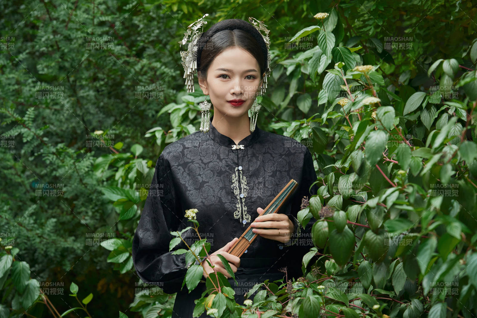 穿着中国汉族服饰马面裙的东方女性图片