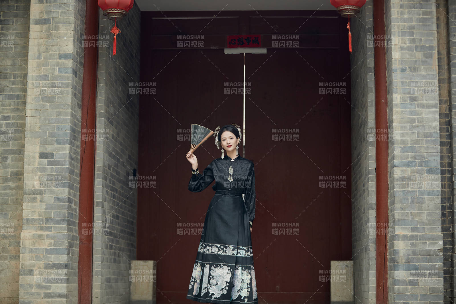 穿着中国汉族服饰马面裙的东方女性图片