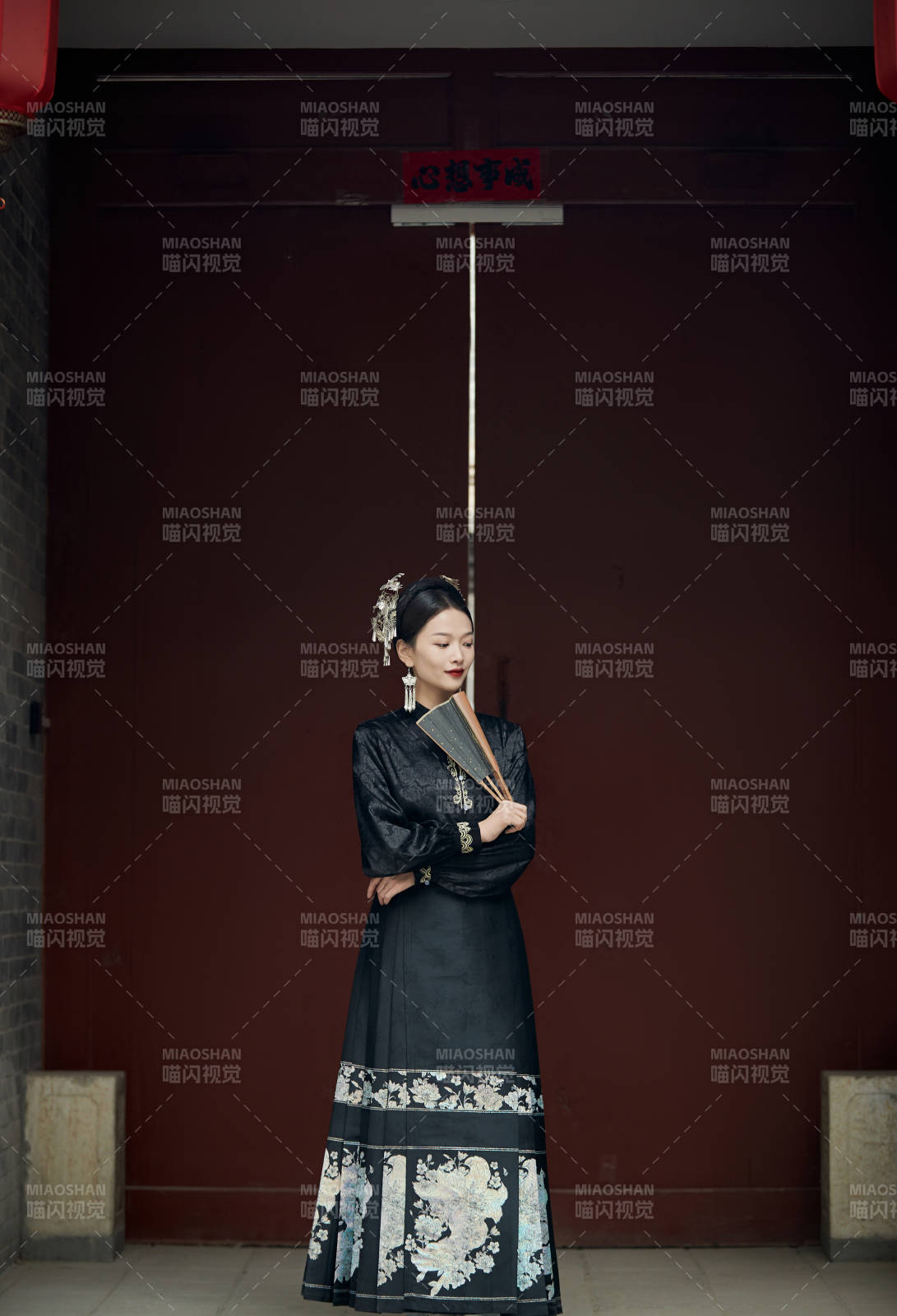 穿着中国汉族服饰马面裙的东方女性图片