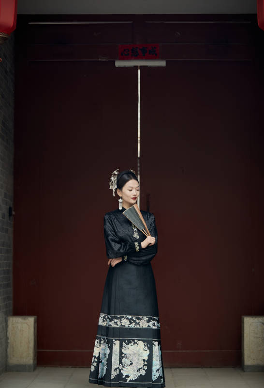 穿着中国汉族服饰马面裙的东方女性图片