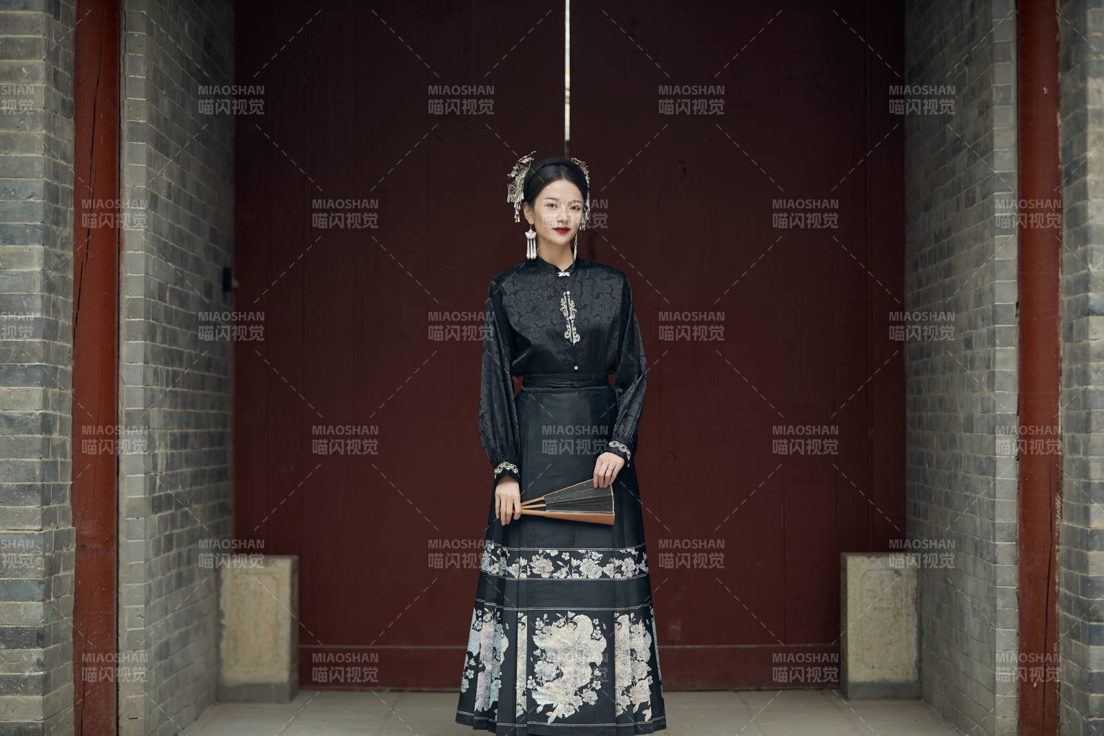 穿着中国汉族服饰马面裙的东方女性图片