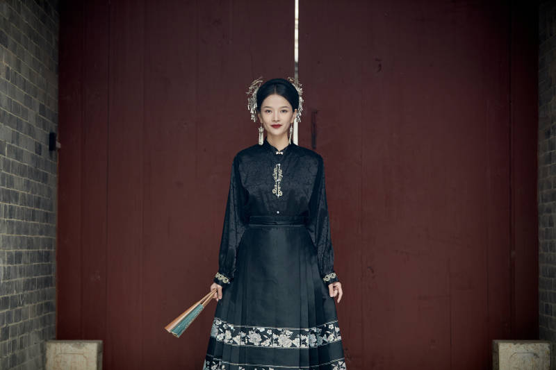 穿着中国汉族服饰马面裙的东方女性图片